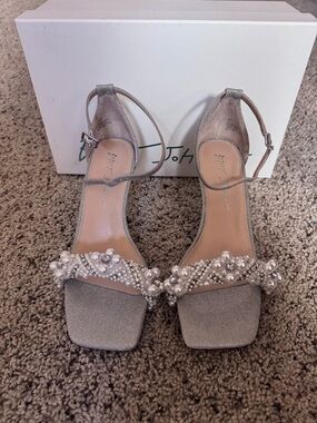 NWT Betsy Johnson Sparkly Kitten Heels Size 7